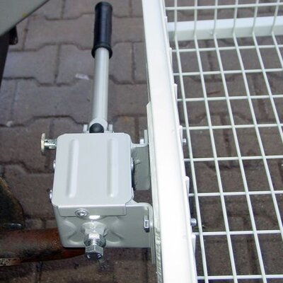 Zadný nosič na prepravu zveri s rýchloupínaním, detail na mechanizmus upevnenia.