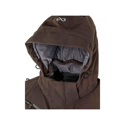 Detail kapucne pánskej zimnej bundy Merkel Gear Expedition Winter s logom na vrchu. Bunda je vyrobená z vetru a vodeodolného materiálu a je vybavená integrovanou membránou Merkel Gear 37,5.