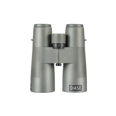 Ďalekohľad Delta Optical Chase 10x50 ED s optikou ED a strieborným povlakom na hranoloch, širokouhlá optická sústava, vhodný pre poľovníkov, odolný a vodotesný dizajn.