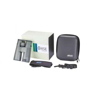 Balenie ďalekohľadu Delta Optical Chase 10x50 ED s prenosným puzdrom, popruhom a čistiacou handričkou.