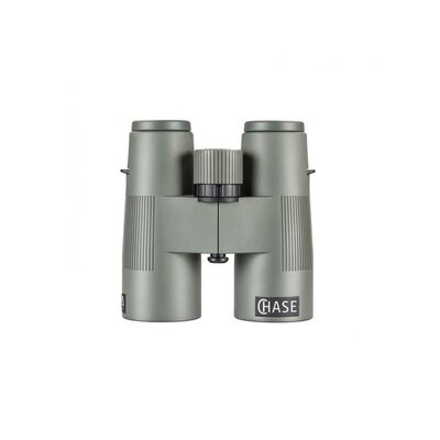 Ďalekohľad Delta Optical Chase 8x42 ED so širokouhlou optickou sústavou a vnútorným zaostrovacím systémom, zelená farba, nápis 'Chase' na tele ďalekohľadu.