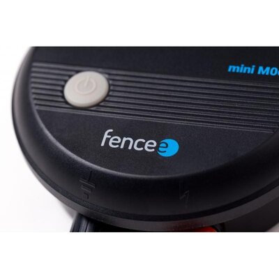 Detailný pohľad na elektrický generátor Fencee mini M03 s logom a vypínačom