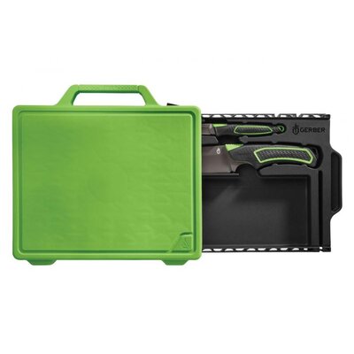 Freescape Camp Kitchen Kit s otvoreným kufríkom, ktorý obsahuje dva nože s textúrovanými rukoväťami a ďalšie príslušenstvo. Kufrík je zelený s čiernym vnútrom a má vstavaný brúsič a lopárik.