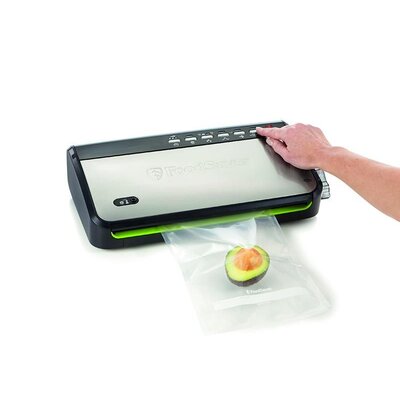 Vákuová balička potravín FoodSaver FFS005X pri použití na balenie polovice avokáda vo vákuovom vrecku.