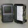 Fotopasca ScoutGuard KG680V s otvoreným krytom, kde je viditeľný veľký 2-palcový displej a ovládacie tlačidlá. Na vnútornej strane krytu je technická špecifikácia zariadenia.