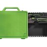 Freescape Camp Kitchen Kit s otvoreným kufríkom, ktorý obsahuje dva nože s textúrovanými rukoväťami a ďalšie príslušenstvo. Kufrík je zelený s čiernym vnútrom a má vstavaný brúsič a lopárik.