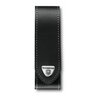 Čierne kožené puzdro Victorinox pre vreckové nože 130 mm s logom a suchým zipsom, vhodné na upevnenie na opasok.